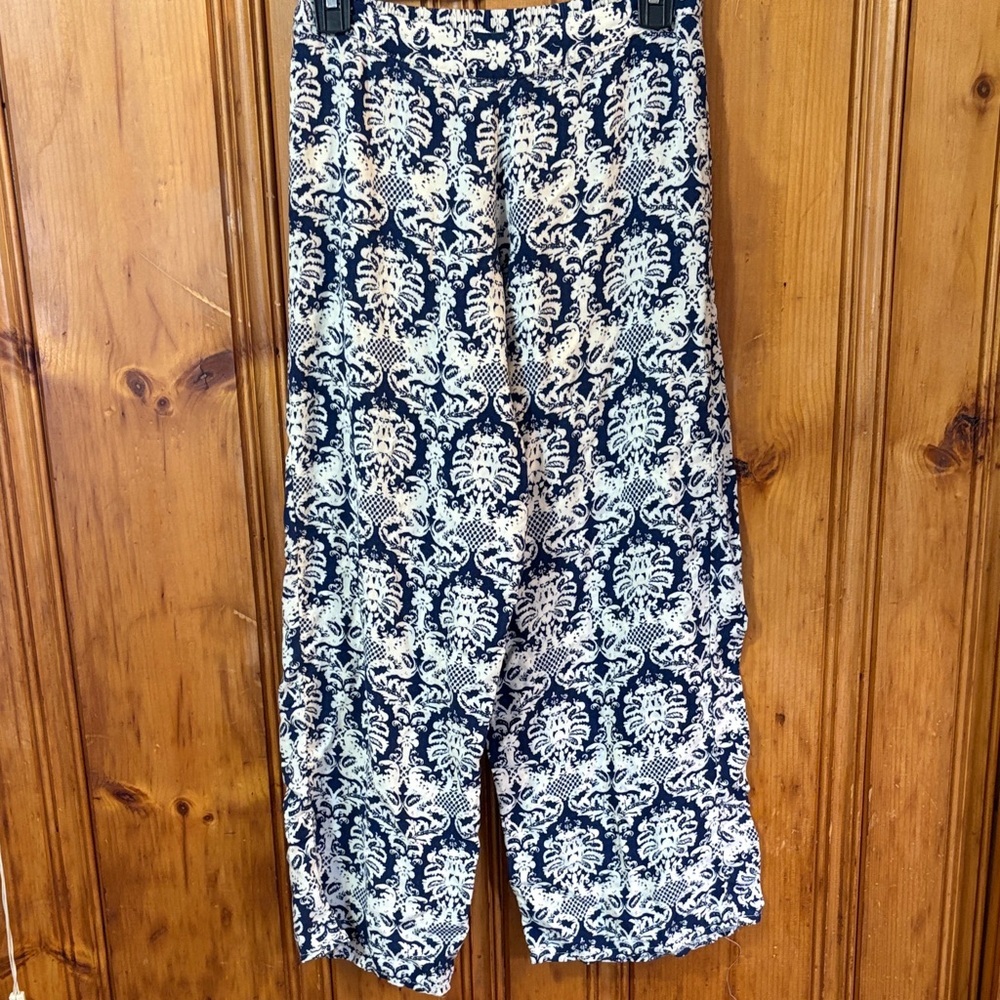 Solitaire Blue and White Patterned Pants - Flowy - Resort wear - Size Small